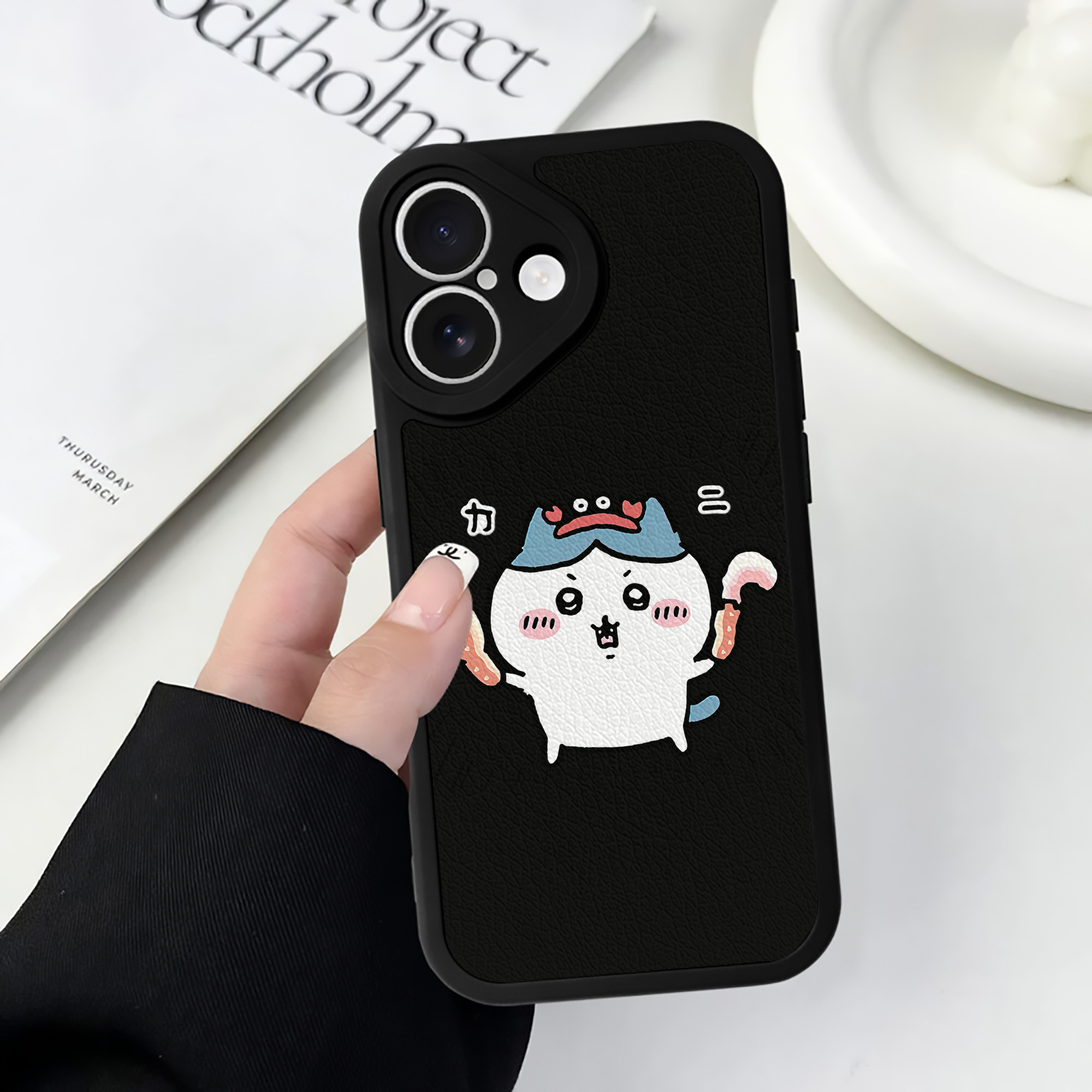 （画像用） ちいかわ ハチワレ Chii-kawa hachiware 【iPhone 16シリーズ対応】シリコンスマホケース（レザー調） 材質：シリコン